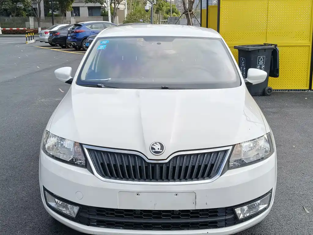 Skoda Rapid 2015 — фото 15