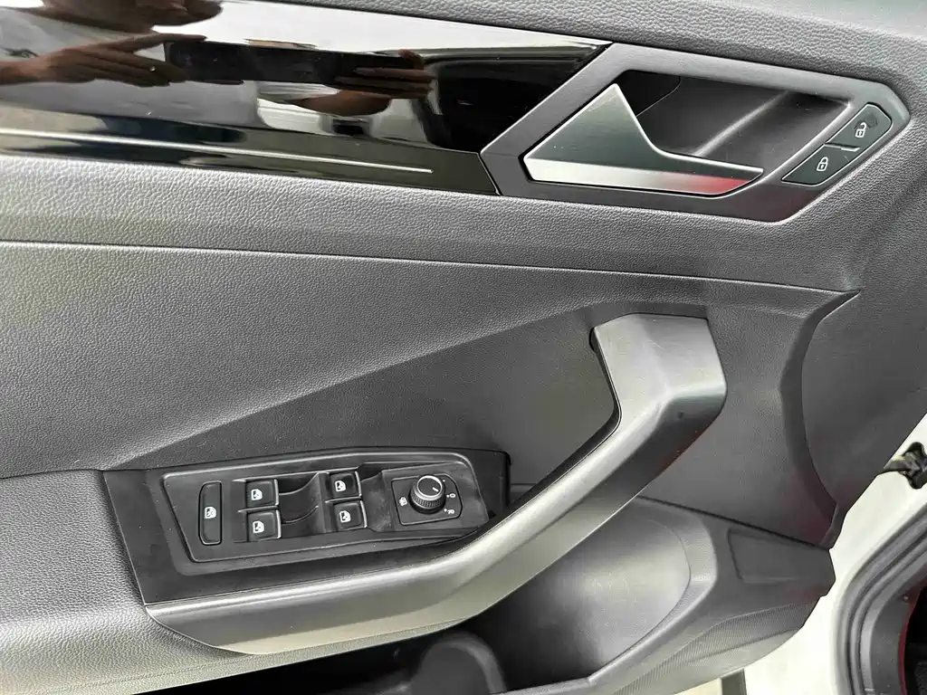Volkswagen T-Roc 2023 — фото 13