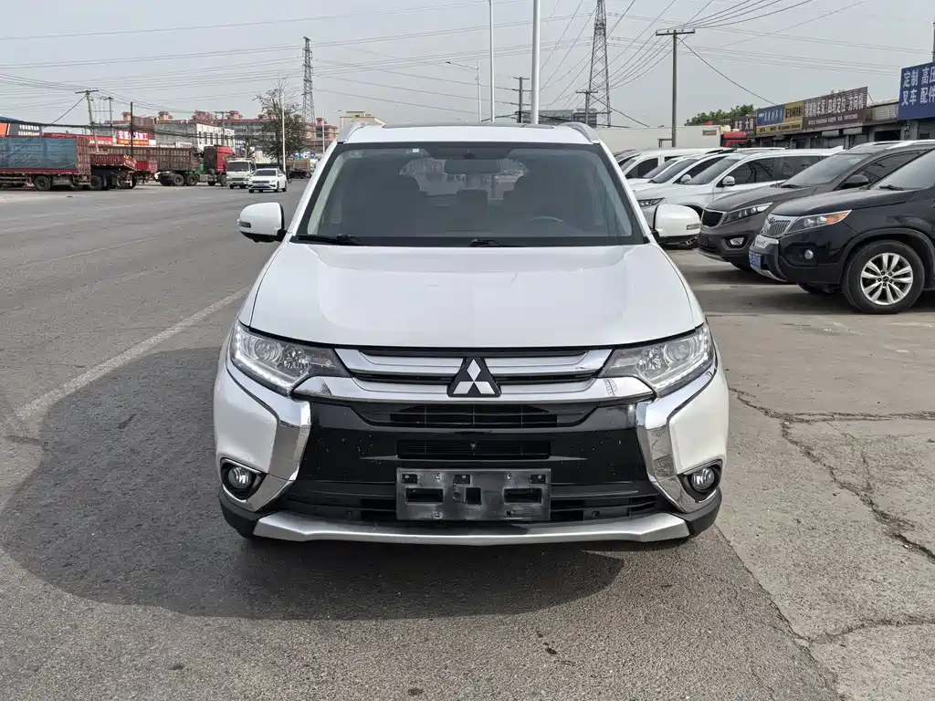 Mitsubishi Outlander 2018 — фото 2