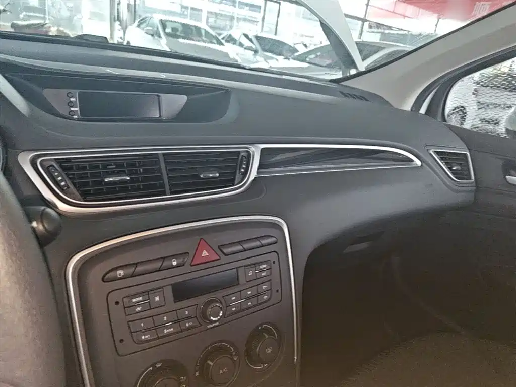 Peugeot 308 2015 — фото 10