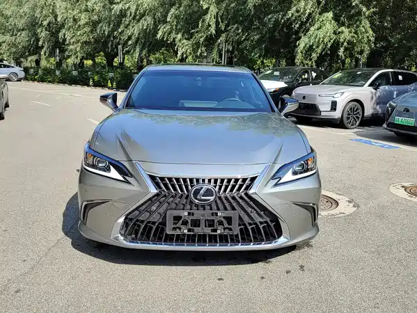 Lexus ES 2024
