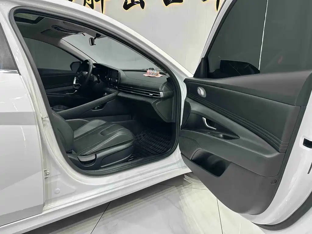 Hyundai Elantra 2023 — фото 19