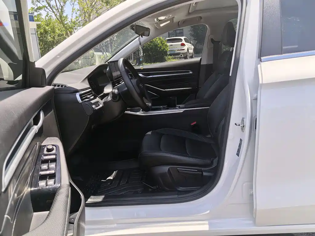 Geely Emgrand 2024