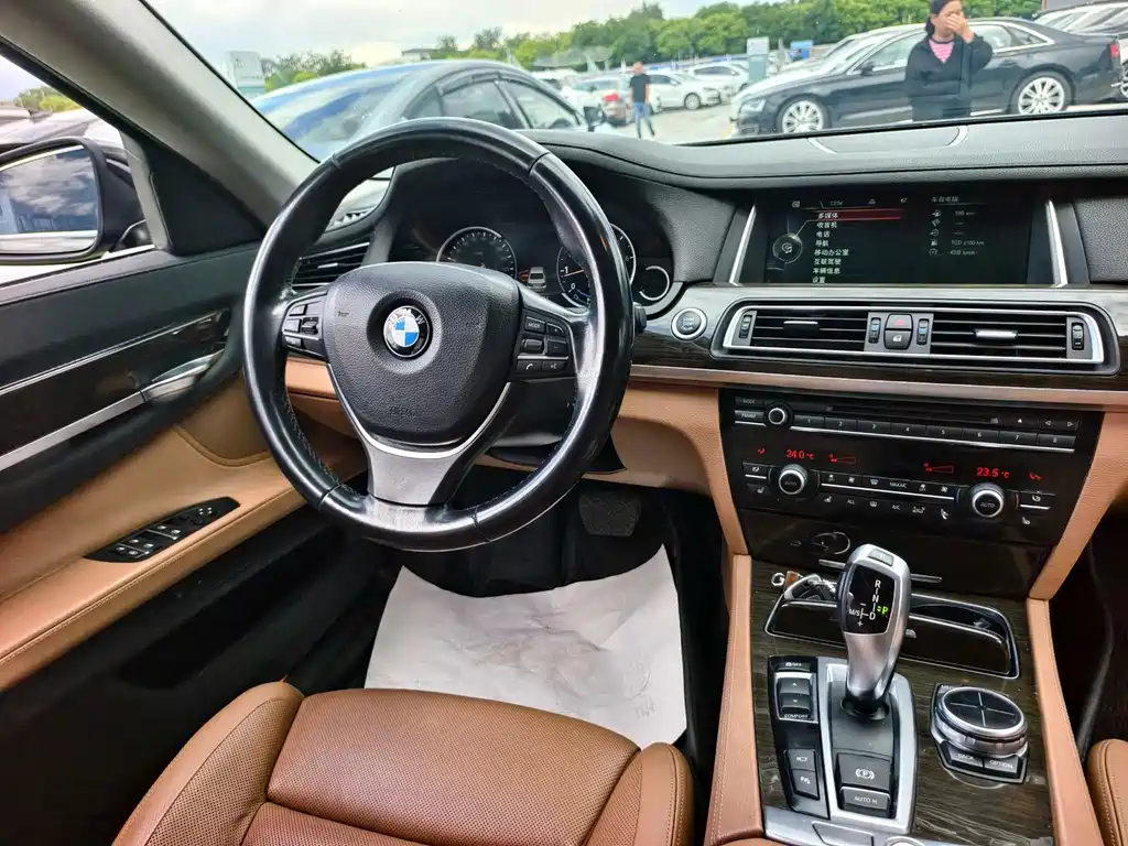 BMW 7 Series 2013 — фото 16