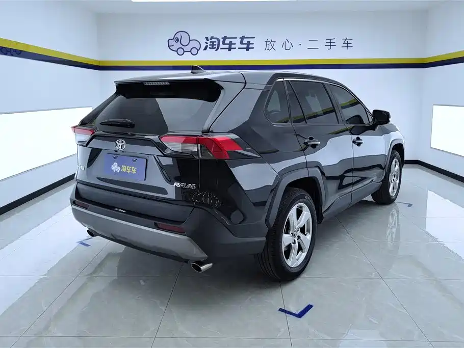 Toyota RAV4 2023 — фото 3