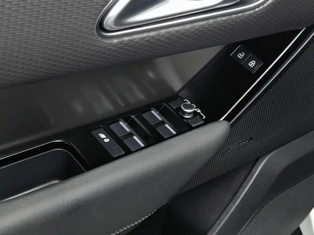 Land Rover Velar 2022 — фото 9