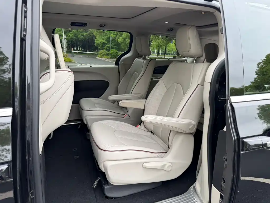 Chrysler Grand Voyager 2017 — фото 12