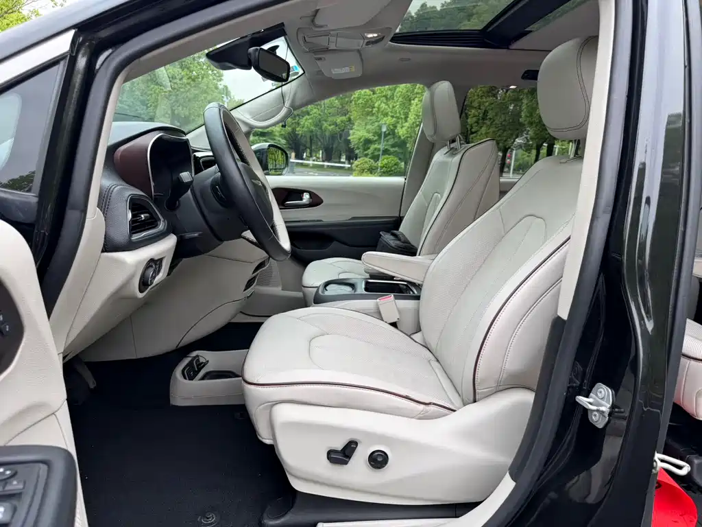 Chrysler Grand Voyager 2017 — фото 11