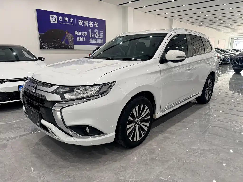 Mitsubishi Outlander 2023 — фото 1
