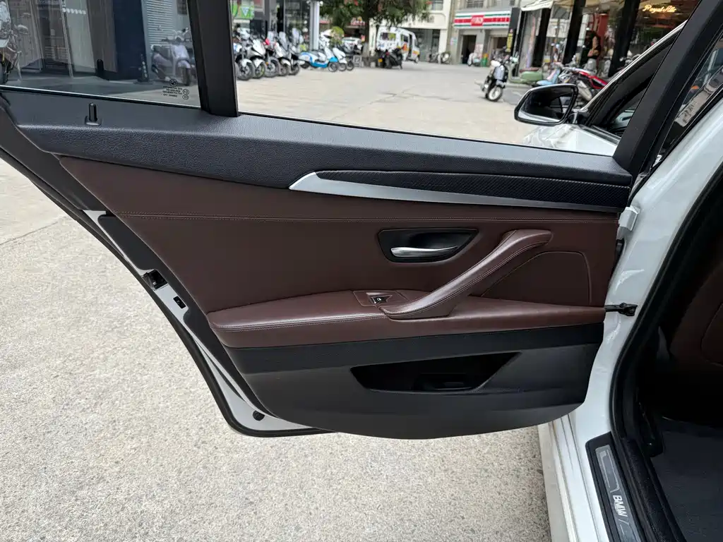 BMW 5 Series 2016 — фото 10