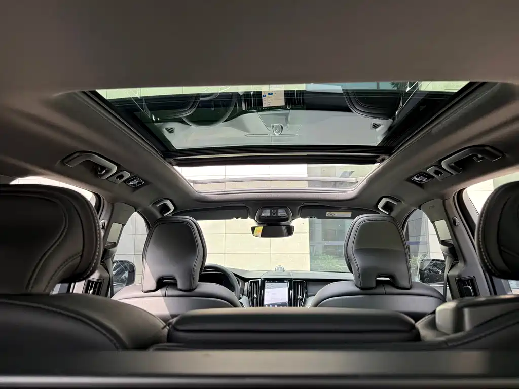 Volvo XC60 2022 — фото 16
