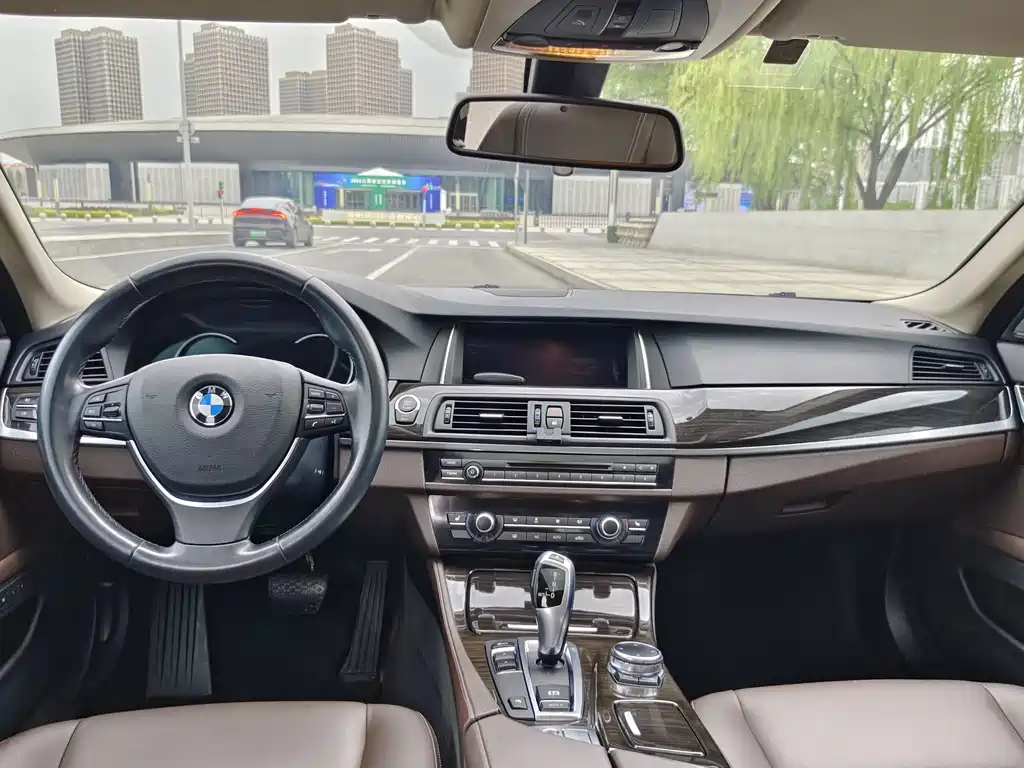 BMW 5 Series 2016 — фото 9