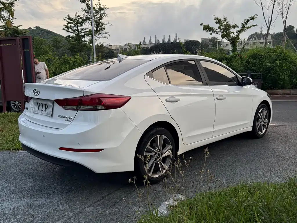 Hyundai Elantra 2017 — фото 6