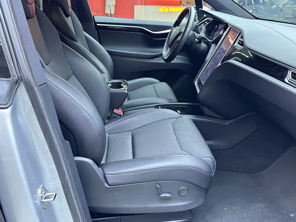 Tesla Model X 2018 — фото 13