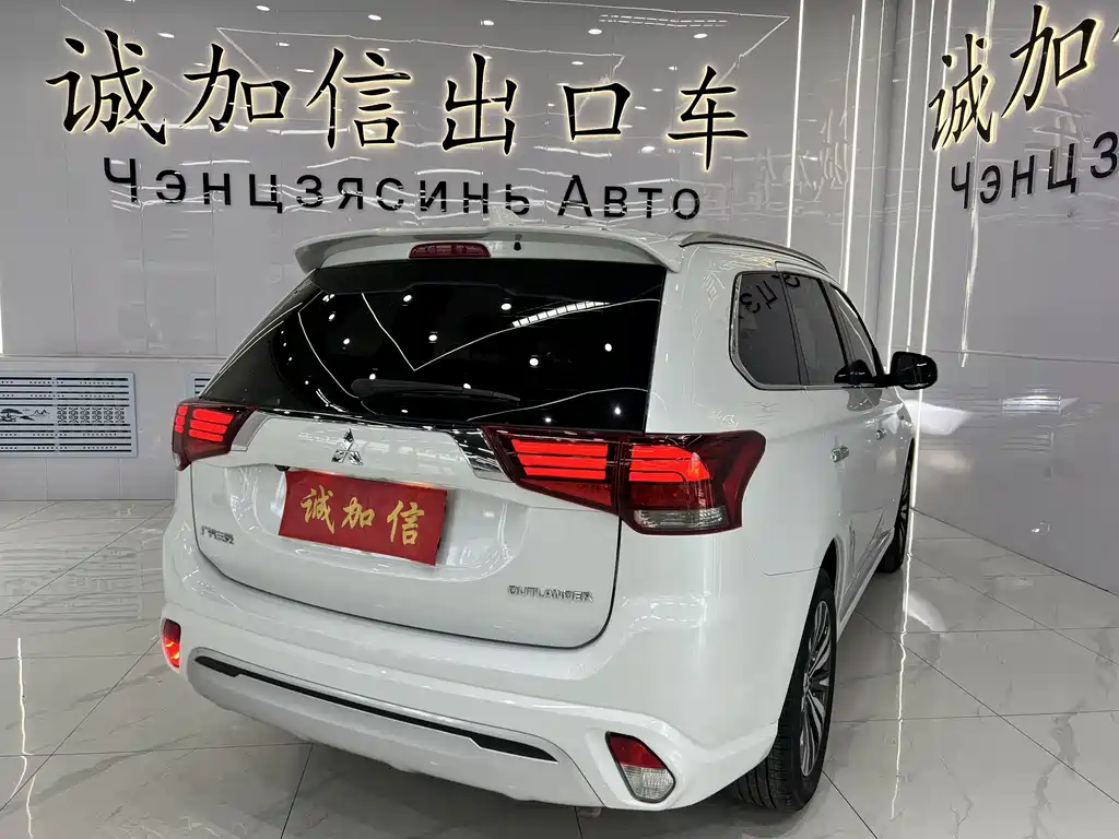 Mitsubishi Outlander 2022 — фото 4