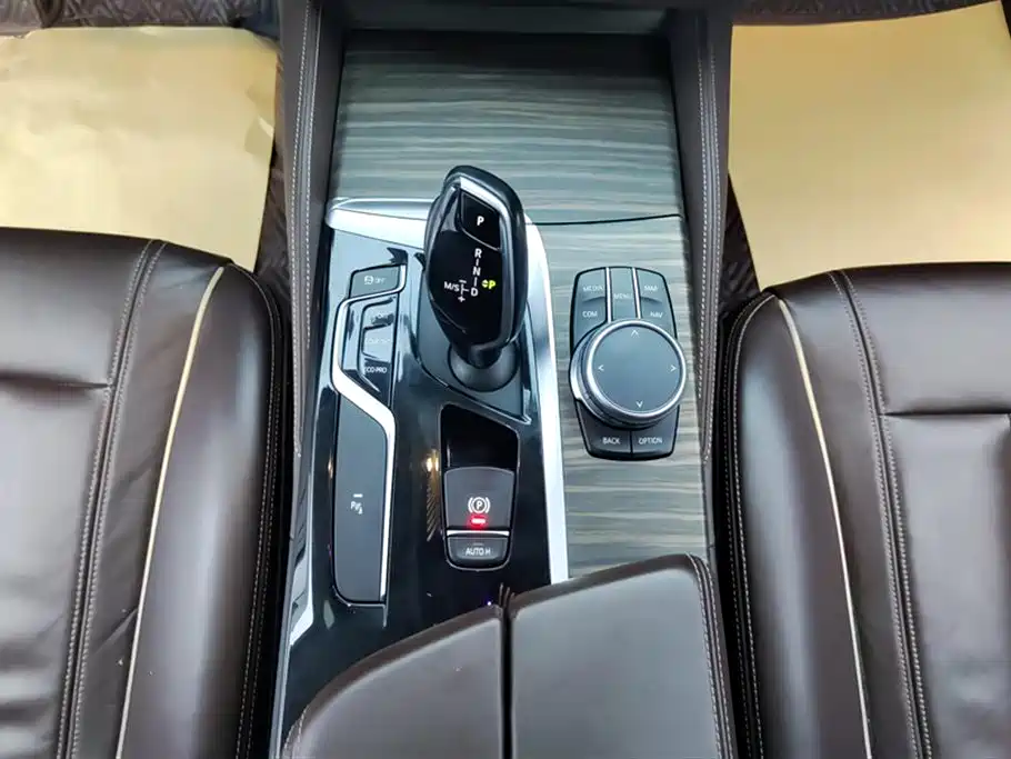 BMW 5 Series 2019 — фото 16