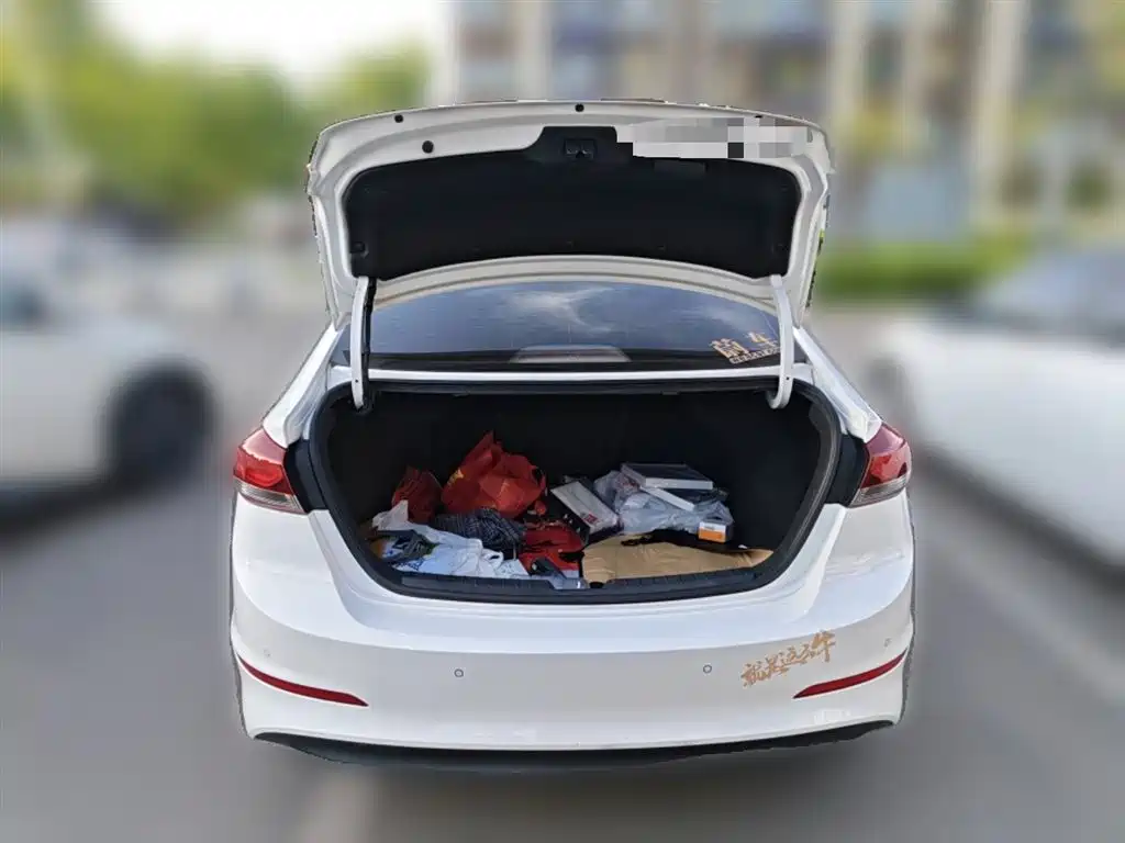 Hyundai Elantra 2017 — фото 10