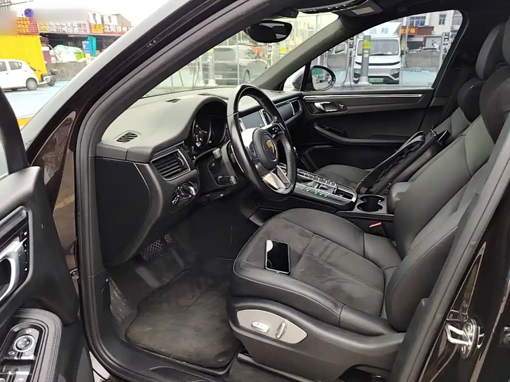 Porsche Macan 2017 — фото 15