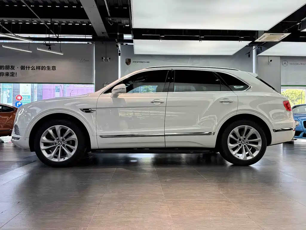 Bentley Bentayga 2018 — фото 18