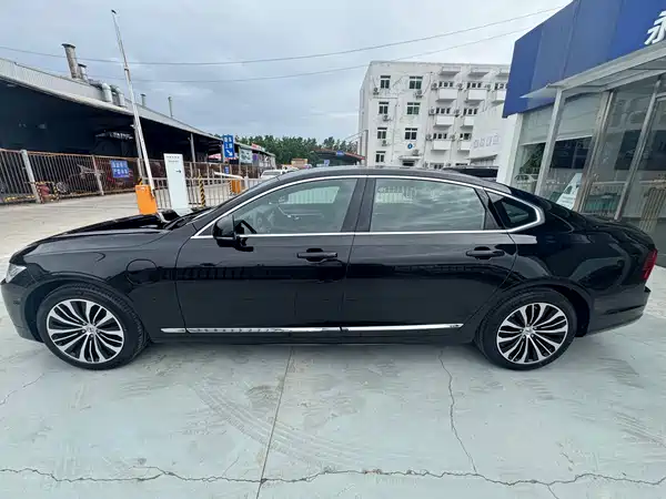 Volvo S90 Plug-In Hybrid 2025