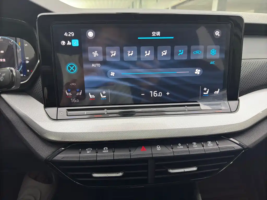 Skoda Octavia 2023 — фото 16