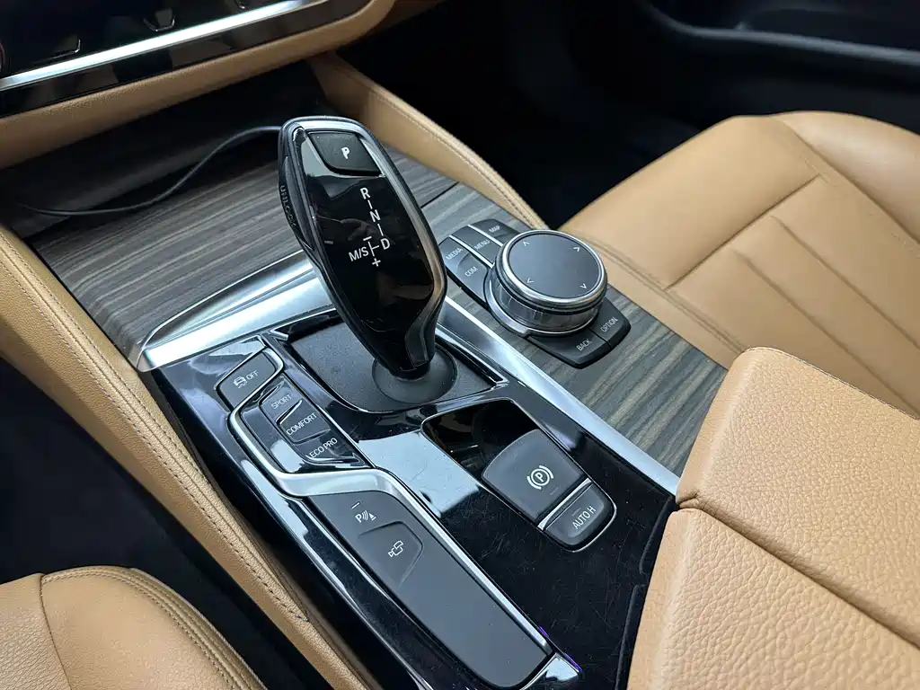 BMW 5 Series 2018 — фото 17