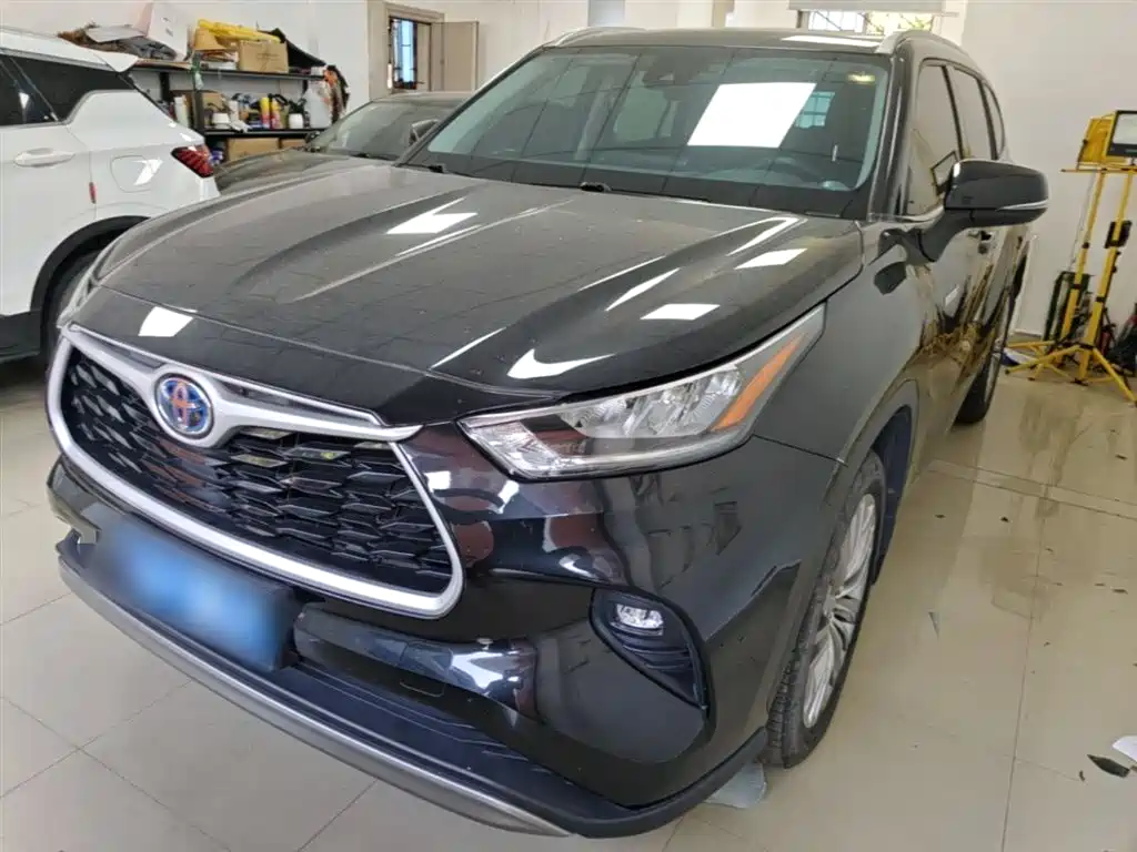 Toyota Highlander 2023 — фото 1