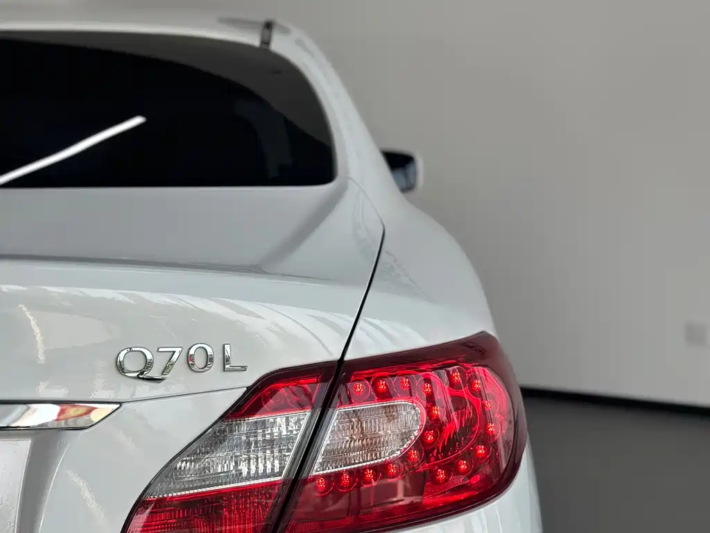 Infiniti Q70 2015 — фото 20