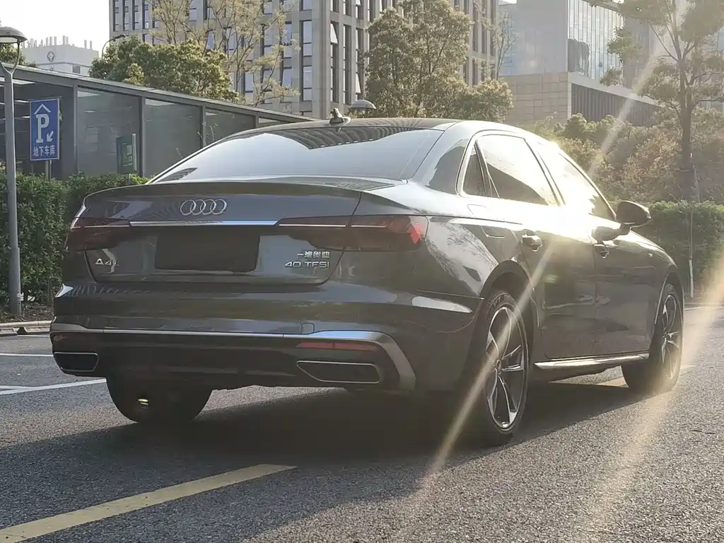 Audi A4L 2022 — фото 7