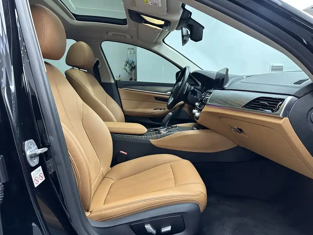 BMW 5 Series 2018 — фото 14