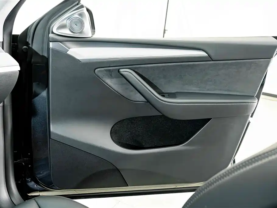 Tesla Model Y 2025 — фото 16