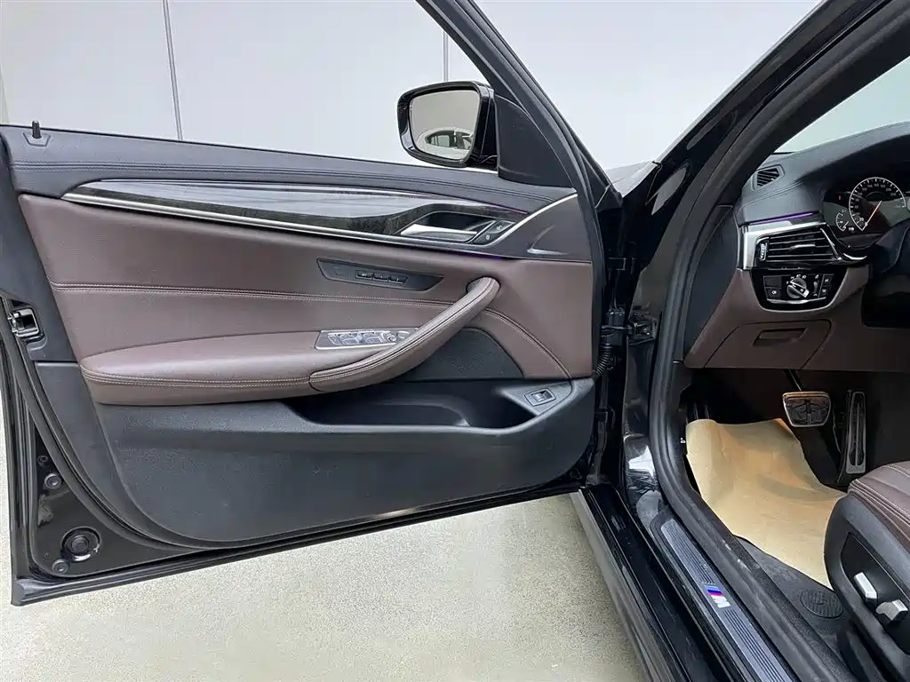 BMW 5 Series 2019 — фото 12
