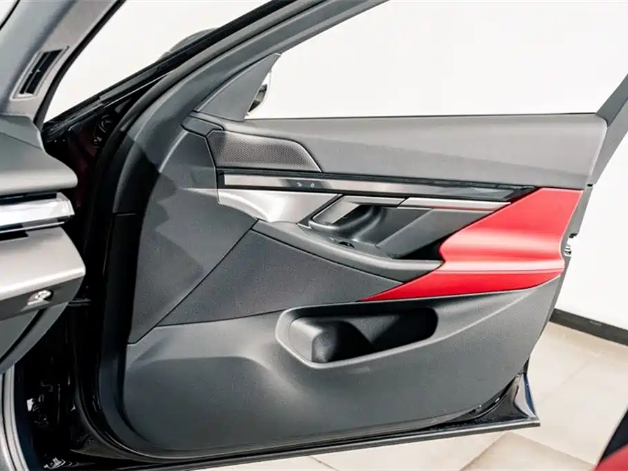 BMW 5 Series 2025 — фото 13