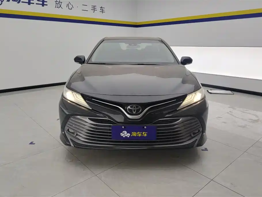 Toyota Camry 2018 — фото 2