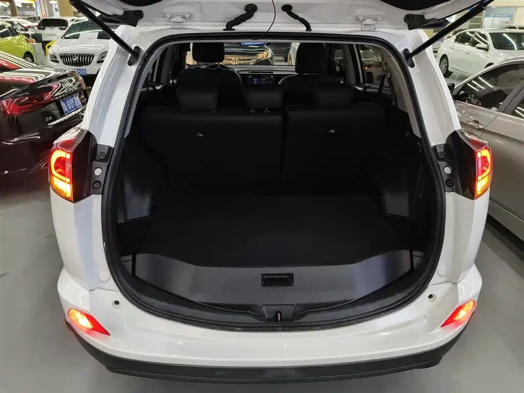 Toyota RAV4 2018 — фото 15
