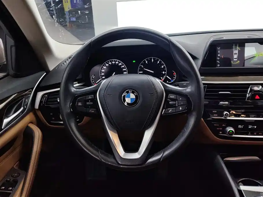 BMW 5 Series 2018 — фото 15