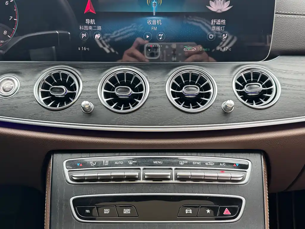 Mercedes-Benz E-Class 2023 — фото 17
