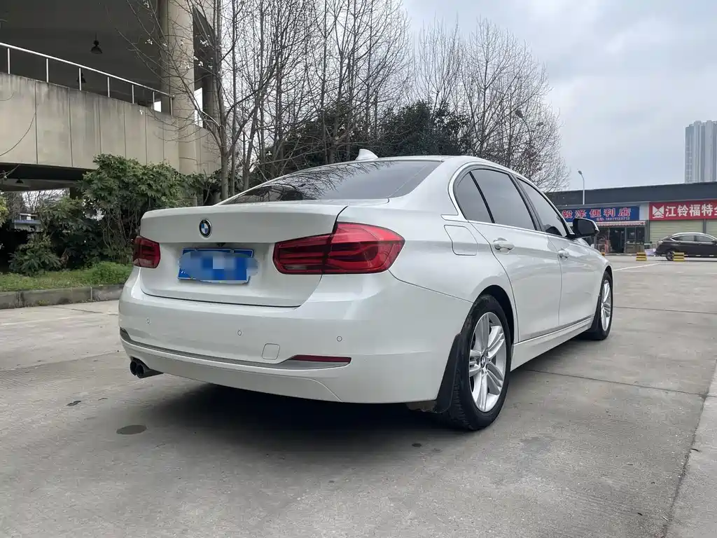 BMW 3 Series 2017 — фото 11
