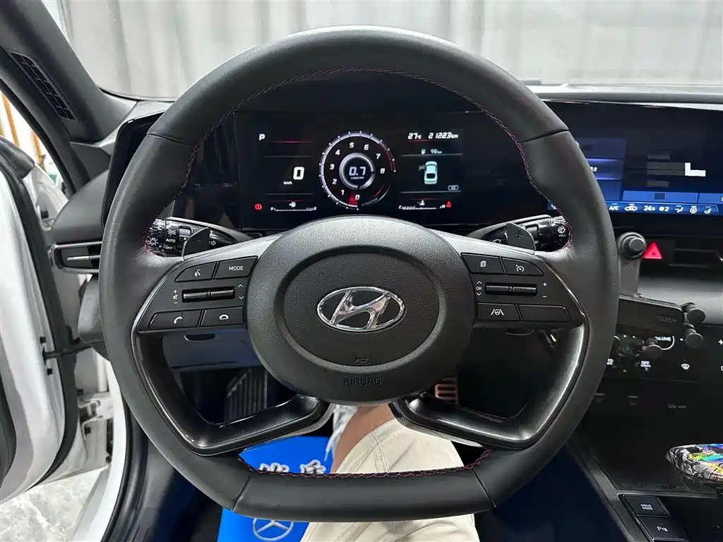 Hyundai Elantra 2023 — фото 11