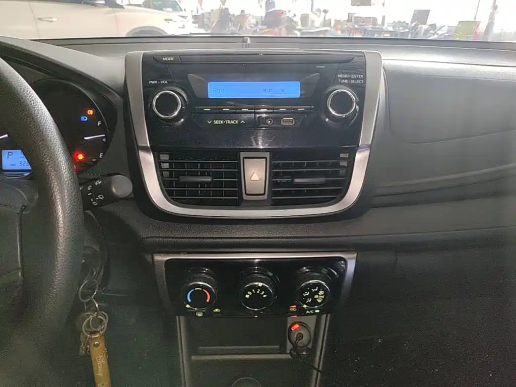 Toyota Yaris L 2018 — фото 13