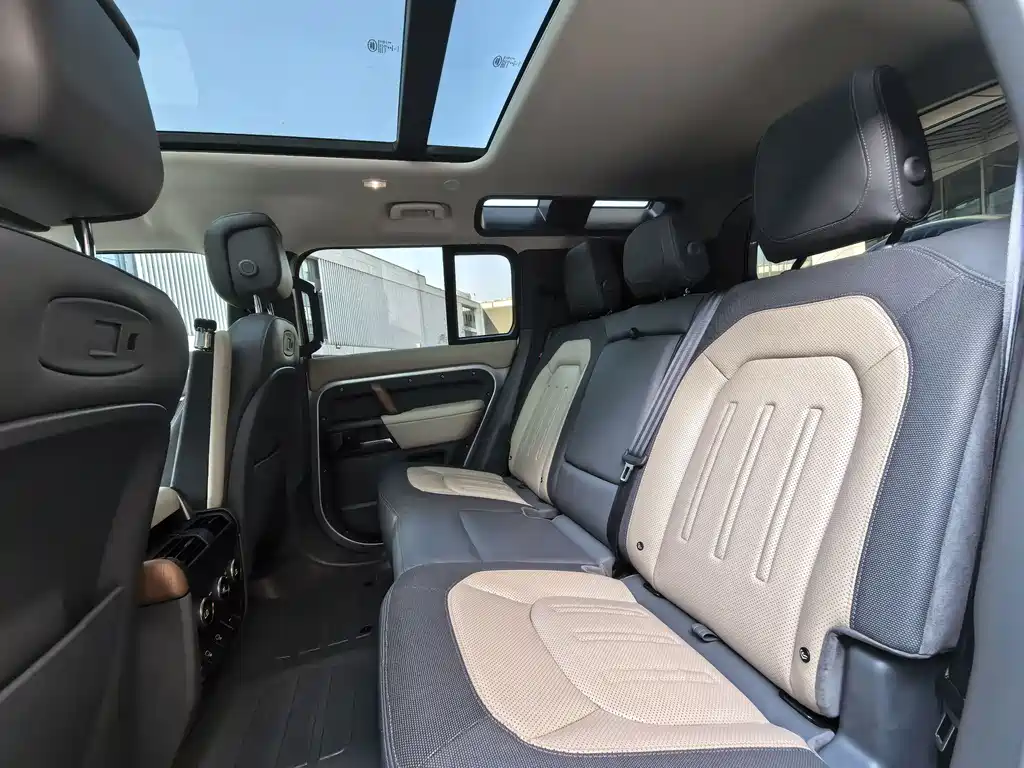 Land Rover Defender 2021 — фото 10