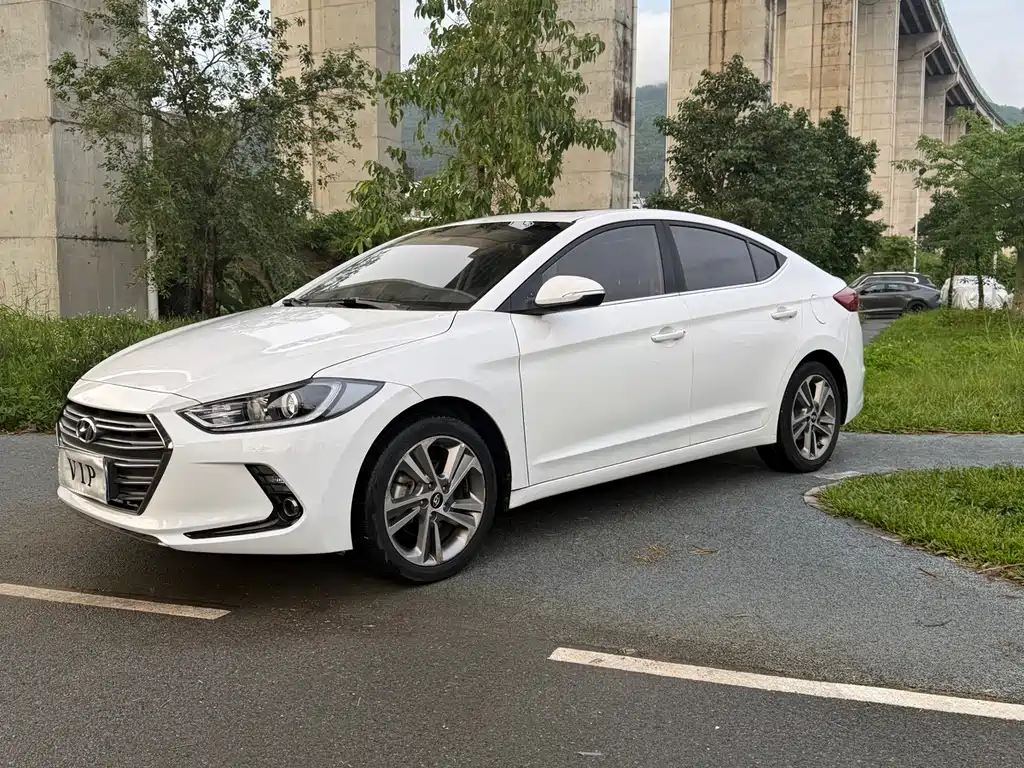 Hyundai Elantra 2017 — фото 1
