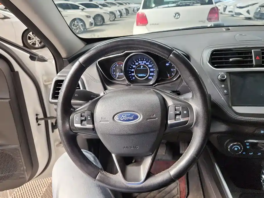 Ford Escort 2020 — фото 15
