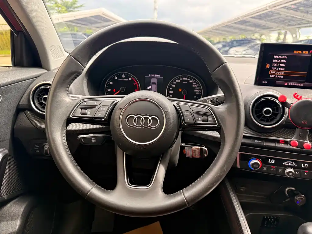 Audi Q2L 2018 — фото 9