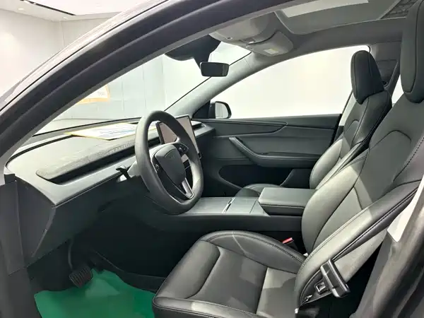 Tesla Model Y 2025