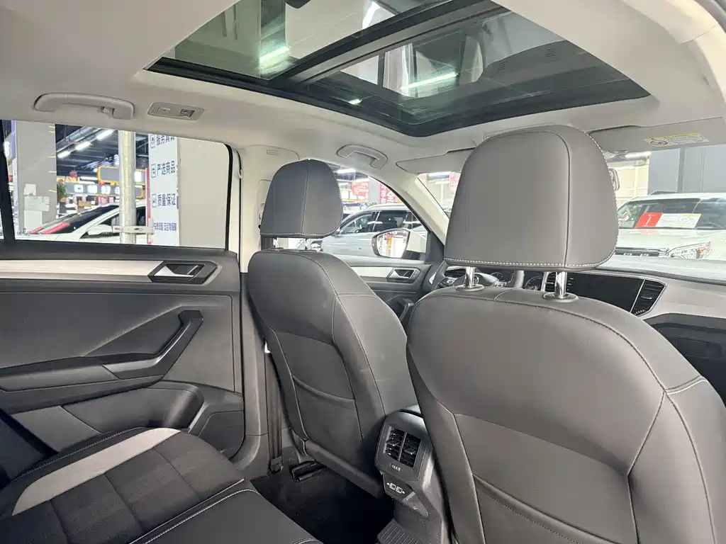 Volkswagen T-Roc 2023 — фото 12