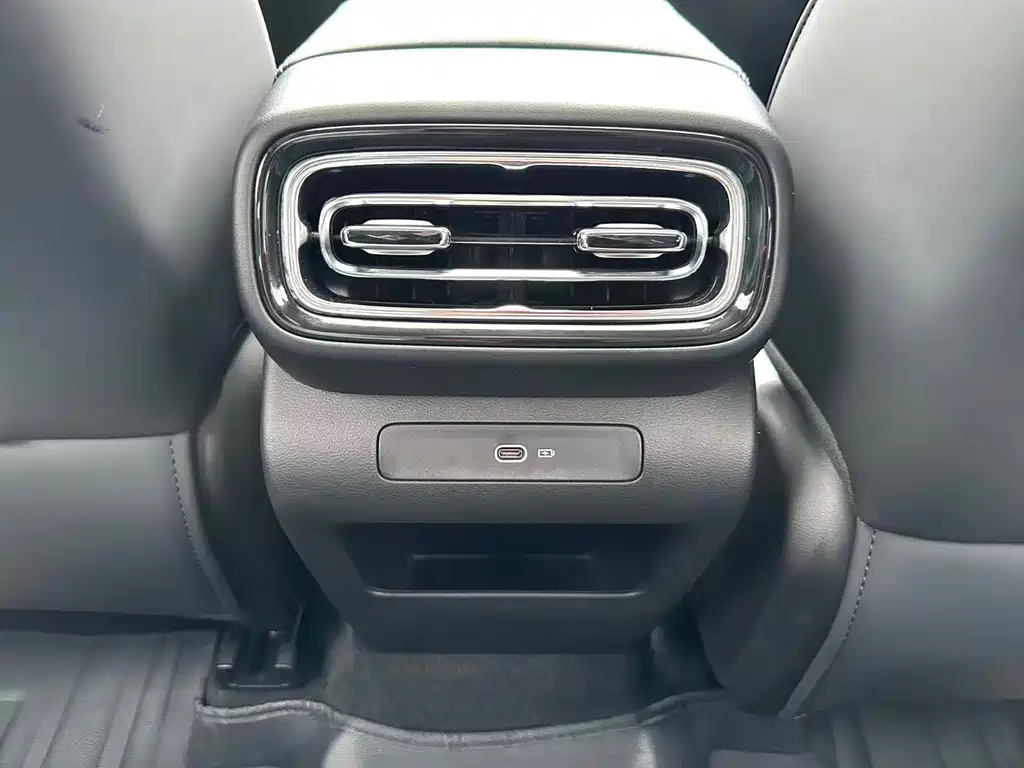Geely Emgrand 2025 — фото 16