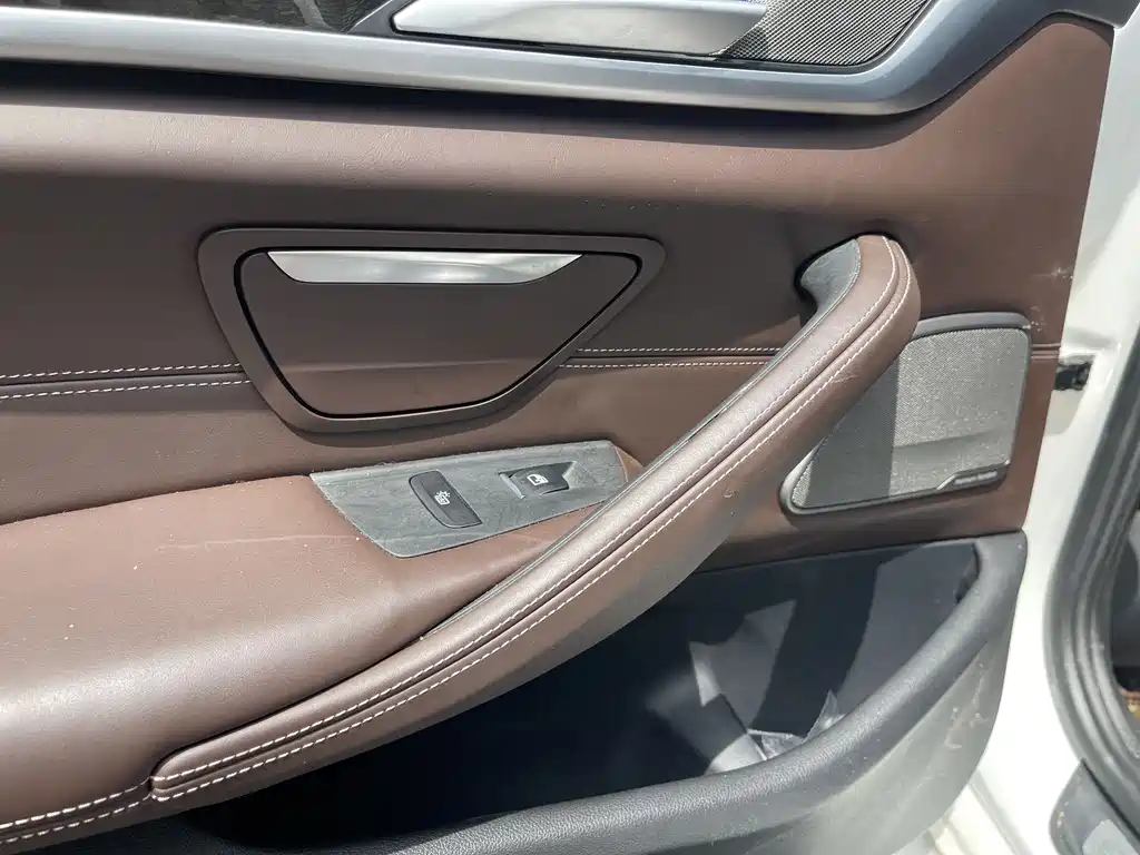 BMW 5 Series 2018 — фото 15