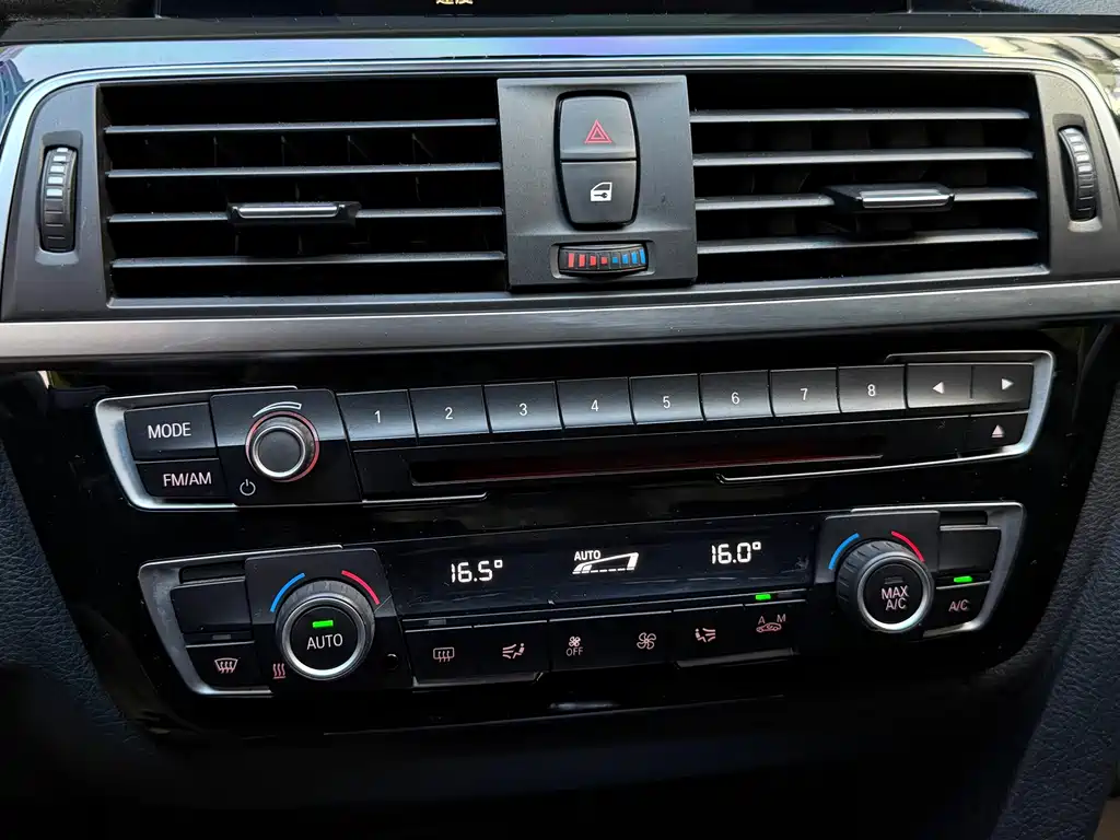 BMW 3 Series 2017 — фото 11