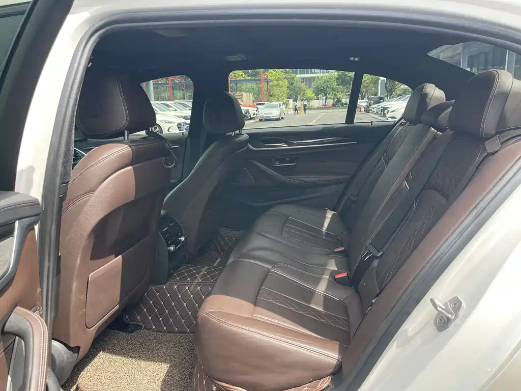 BMW 5 Series 2018 — фото 17
